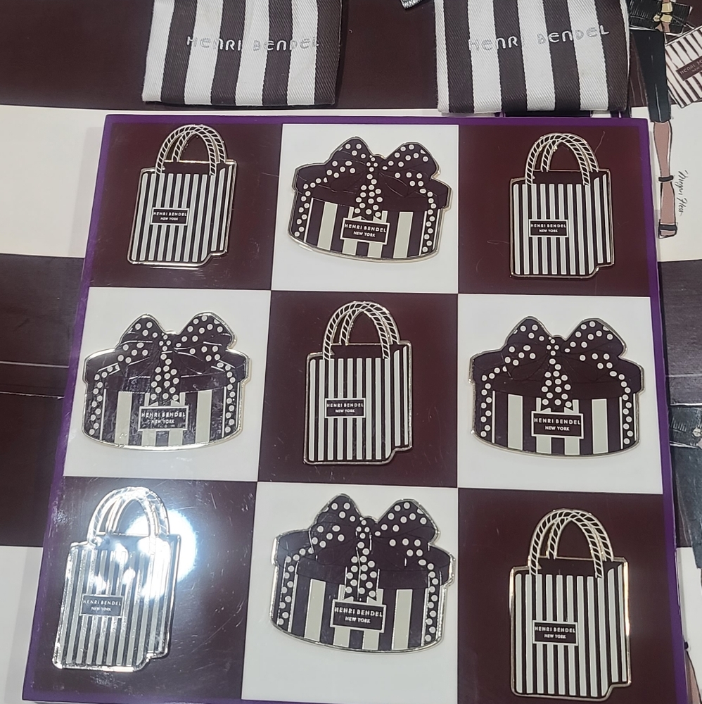 👶🧒👦🧑🧑 Henri Bendel Tic Tac Toe